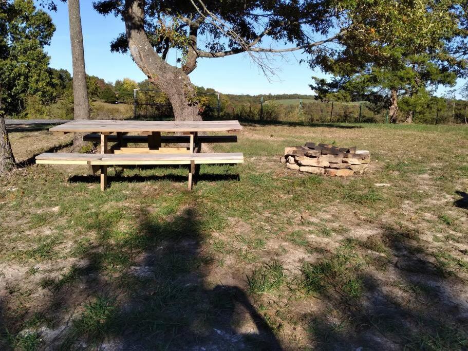 Cabin With A Tree House On A Buffalo Farm . Marshall エクステリア 写真